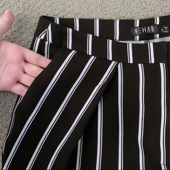 AKIRA Cropped Loose Fit Striped Trousers - Picture 4 of 8